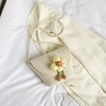 Sac seau en tricot crème avec grande fleur jaune et longue bandoulière fine - Blanc