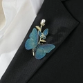 Elegante goldene Schmetterling Brosche mit blauem Verlauf und Perle auf schwarzem Anzug - Blauer Schmetterling (Z118)
