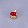 Detailopname van een rode strass hanger met een goudkleurige roestvrijstalen metalen basis - Ronde hanger / Rood