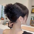 Pinza para el pelo con flor negra de malla, perlas y borlas para peinados elegantes - Pinza de Flor de Peonía Negra con Borla 11cm