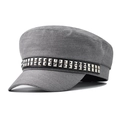 Detail der grauen Militärmütze mit silbernen quadratischen Nieten auf dem Zierband - L(58-60cm) / Grau