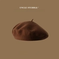 Detailed texture of high-quality dark brown wool beret with retro vintage design - One Size / Coffee