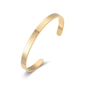 Detalle de un brazalete abierto en forma de C de acero de titanio dorado mate - 6mm / Dorado