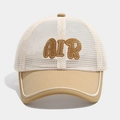 Detail der AIR-Stickerei auf beige-weißer Mesh-Trucker-Cap für Jungen - 54cm (3-8 Jahre) / Khaki