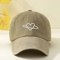 Dettaglio del ricamo a cuore sul cappello da baseball in twill di cotone color kaki - Cachi