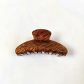 Détail du motif écaille de tortue marron sur une grande pince à cheveux pour femmes - Brun Foncé