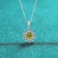 Macro-opname van een zonnebloemketting met geelgroene moissaniet en bokeh-achtergrond - 1 Karaat Olijfgroene Glinsterende Zirconia
