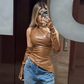 Top monospalla in pelle PU marrone con guanti coordinati e jeans blu alla moda - S / Cammello