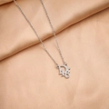 Collier argenté luxueux avec cristaux de zircone micro-pavés sur fond satin champagne - 9120-argent