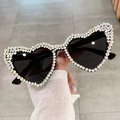 Occhiali da sole retrò a cuore con strass iridescenti colorati e lenti nere - Montatura Nera Lenti Nere con Strass
