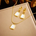 Set collana e orecchini in acciaio al titanio dorato con pendenti a conchiglia - Oro Bianco (N2621 Bianco)