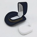 Creatief donkerblauw cowboyhoed sieradendoosje met witte fluwelen voering en pad - Zwart/Witte Binnenkant / B-44 58*68*37mm