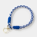 Telefoonkoord met blauw-wit geblokte gevlochten band en gouden metalen ringetje - 1.7cmx25cm / Blauw