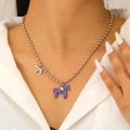 Dettaglio della collana a sfere d'argento con ciondolo a forma di pony in smalto viola - Viola (WG-0289)