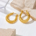 Gros plan détaillé de boucles d'oreilles en U plaquées or 18 carats avec texture tressée - Or Boucles d'Oreilles Motif Épi de Blé (F503)