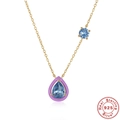 Dettaglio della collana in argento S925 dorato con zircone blu e smalto viola - Goccia d'acqua/Smalto Viola / Oro-Zircone Blu Mare Profondo