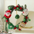 Corona navideña con agujas de pino, peluches de Papá Noel y cascabel de metal verde - Corona de Pino Artificial Estilo D 35cm (Muñecos de Peluche) / 35cm
