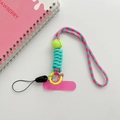 Detail van roze en groenblauw gevlochten telefoonkoord met neon groene gesp - Roze Cyaan en Neon Geel