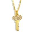 Elegante collar con colgante de llave de corazón dorado con cristales micro-pave brillantes - Llave de cabeza ovalada