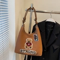 Borsa tote in pelle marrone con ricamo a orsetto e tracolla decorativa con nodo - Senza Ciondolo / Marrone