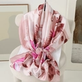 Écharpe en satin rose à motif feuille de ginkgo et fleurs brunes sur une chaise beige - Fleurs Roses (Style 10)