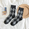 Damen-Socken mit Argyle-Muster in Grau und Schwarz aus Baumwollmix auf weißem Hintergrund - Einheitsgröße / Dunkelgrau Argyle
