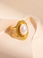 Dettaglio macro di anello con perla vintage dorata e rilievi su pietra beige - Texture Vintage / Anello Vintage in Perla e Conchiglia Bianca
