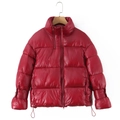 Chaqueta acolchada roja brillante con cuello alto y puños elásticos en percha - S / Burdeos