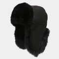 Primer plano del gorro de aviador negro con forro de piel sintética y gamuza suave - Talla única / Negro