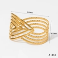 Detail van een brede open holle gouden armband met geometrisch meerlaags V-ontwerp - Geometrische V-Hol(A1151) / Goud