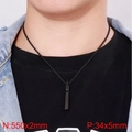 Collier homme avec pendentif barre en acier inoxydable noir et chaîne serpent sur modèle - Couleur Noire + Chaîne Torsadée (KN230192-K)
