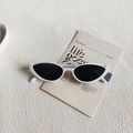 Occhiali da sole retro cat-eye con montatura bianca e lenti nere su sfondo ruvido - Bianco Porcellana