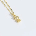 Elegante collana dorata con ciondolo a forma di orso e strass bianchi e neri lucidi - Orso (Che Tiene la Testa)