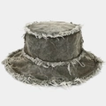 Detailopname van een gewassen denim vissershoed met rafelige randen en vintage look - Legergroen
