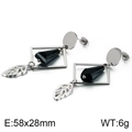 Detalle de pendientes de hoja cuadrada con dimensiones 58x28mm y peso de 6g - Color Acero (KE87675-KFC)