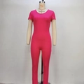 Vista detallada del mono deportivo de manga corta sin espalda en color rojo rosa en maniquí - S / Rosa Rojo