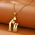 Detail der 18K vergoldeten Halskette mit Anhänger aus Mutter-Kind-Herz-Silhouette - Mama + 2 Söhne / Gold