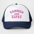 Vooraanzicht van de marineblauw-witte mesh trucker pet met roze TANNED and TIPSY bedrukking - Eén maat / Marineblauw