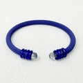 Blaues gedrehtes Kabelarmband mit hellblauen Endkappen und klaren Kristallakzenten - Blauer Stil (BR049-3)