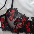Detailaufnahme von schwarzem Spitzen-BH mit roter Blumenstickerei und feiner Textur - S / Schwarz