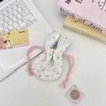 Sacchetto a fiori con orecchie di coniglio su una scrivania in stile lifestyle - Bianco