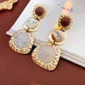 Vue détaillée de boucles d'oreilles vintage en métal martelé avec perles en résine - 38# Silver Earring Post - Puces d'Oreilles Résine Carrée Ronde Irrégulière