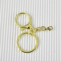 Dettaglio di una chiusura a moschettone dorata con anello portachiavi per creazioni fai-da-te - Chiusura a moschettone / Confezione da 10 / Oro