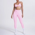 Detail der rosa High-Waist Yoga-Leggings und Halter-Sport-BH am Model - XS / Barbie-Rosa