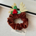 Détail d'un chouchou de Noël en velours avec bois dorés et pompons rouges festifs - Café Avec Cloches Bois Pailletés (6139319883255)