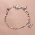 Elegante zilveren armband met zirkonia hart, peervormige steen en vlinderhanger op satijn - Witte Zirkonia