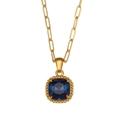 Goldene Büroklammer-Halskette mit quadratischem blauen Edelstein-Anhänger vor weißem Grund - Büroklammerkette Quadratischer Edelsteinanhänger Halskette / Saphirblau