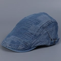 Détail de la casquette plate en jean bleu avec motif jacquard et boucle latérale en bronze - M(56-58cm) / Bleu Moyen & Blanc