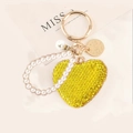 Portachiavi a cuore giallo con strass, catena di perle e anello metallo oro - Giallo limone con cinturino di perle