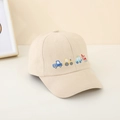 Dettaglio del ricamo di veicoli da cantiere su berretto in cotone beige per bambini - Bianco Sporco